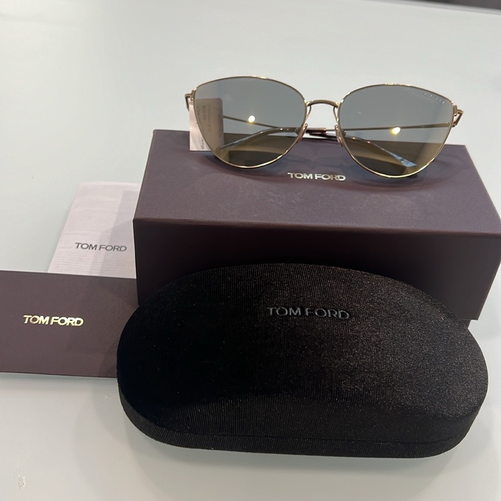 Brand new cat eye Tom Ford sun glasses.